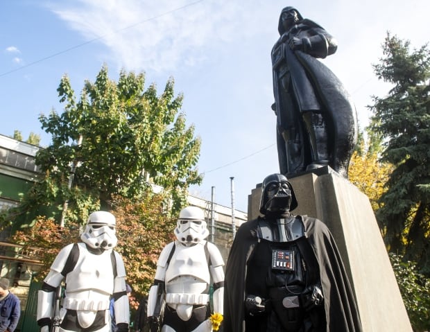 Star Wars Ukraine Darth Vader statue replaces Lenin in Odessa Oct 2015