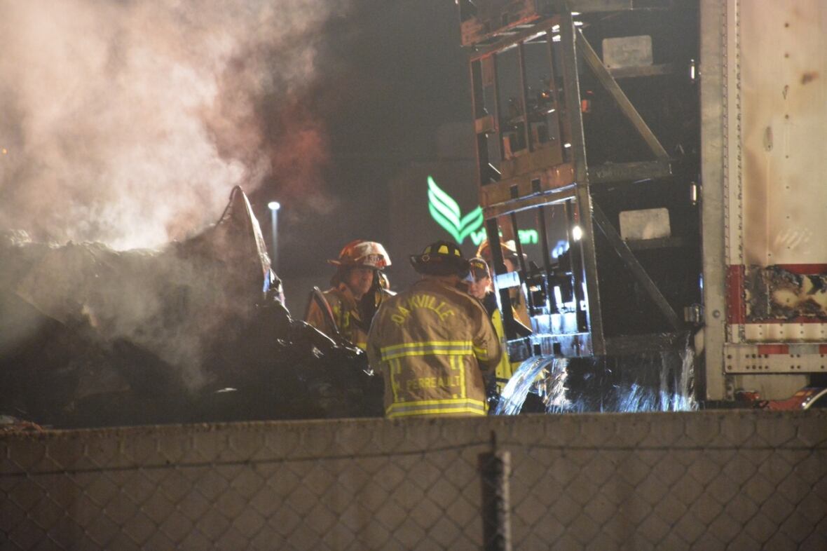 2 dead in fiery multivehicle crash on QEW CBC News