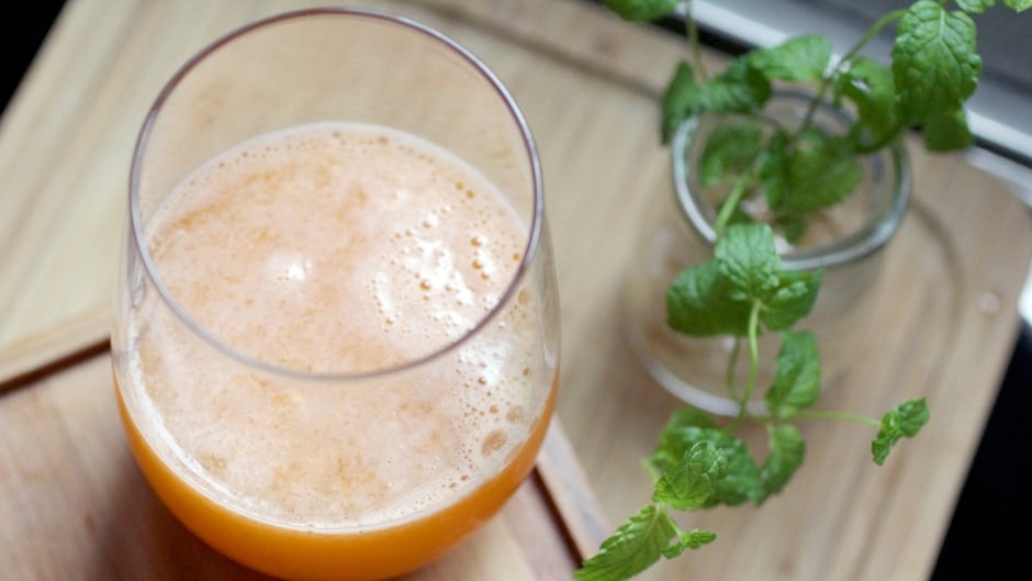 A delicious pint? No. That's a cup of melon and carrot juice, health-concious friends.