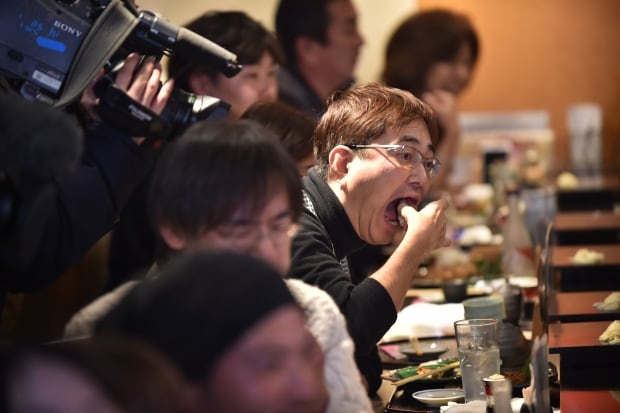 Tsukiji fish market customers eat sushi from 1st New Years auction Jan 5 2016
