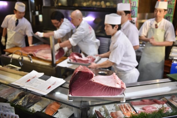 Tsukiji fish market New Years auction 1st tuna Jan 5 2016