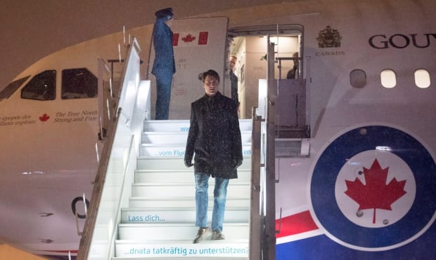 Trudeau gets off plane in Davos