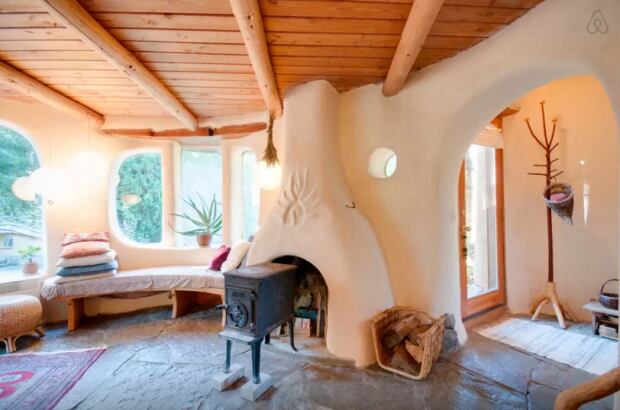Alexis Borsboom's Mayne Island cob house