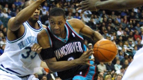 Shareef Abdur-Rahim drives the lane while defended by Dallas Mavericks forward Gary Trent at Reunion Arena in Dallas, Texas January 25, 2001. Shareef drives