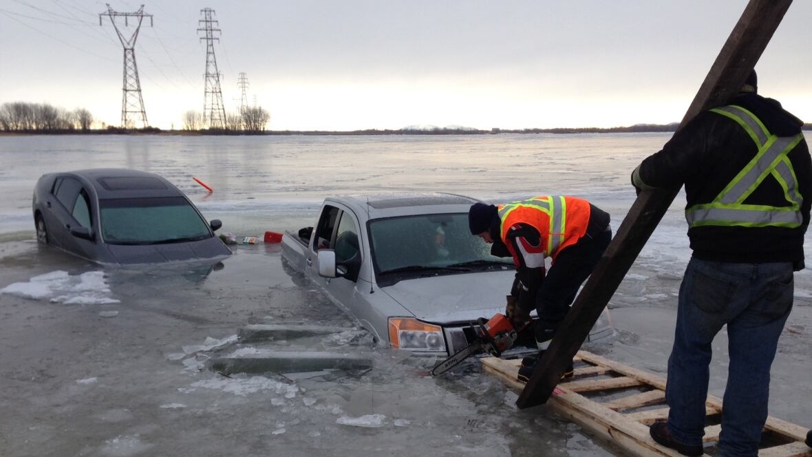 Tow Truck Saskatoon >> Vehicles fall through melting ice in St. Lawrence River - Montreal - CBC News Tow Truck Saskatoon >> Vehicles fall through melting ice in St. Lawrence River - Montreal - CBC News