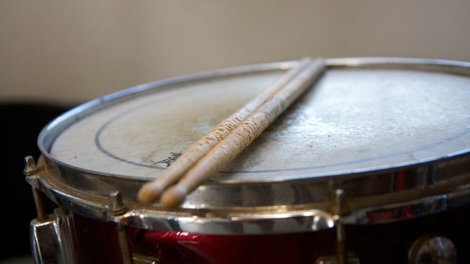 Sound artist and researcher Wesley Goatley says that hearing through a punctured eardrum is like the sound of a broken drum skin. He created Life in Mono to recreate the effect, so anyone could hear it.