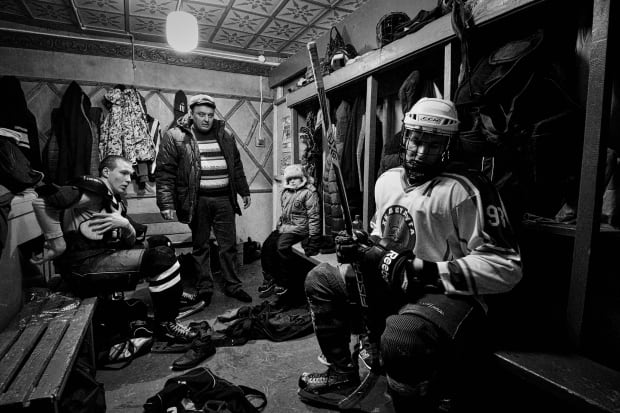 World Press Photo 2016 1st prize sports stories winner Vetlugas Hockey by Vladimir Pesnya