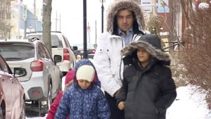 si-refugee-family