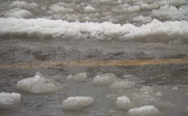 Rain winter storm Ottawa slush ponds lakes Feb 25 2016