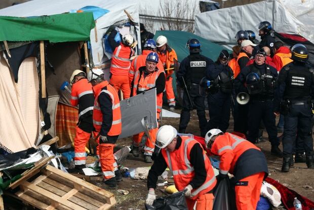 Calais Jungle refugee camp cleared Feb 29 2016 89521701 workers protected