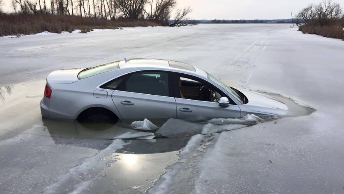 Lake Simcoe ice not safe, police warn after 2 escape sinking car