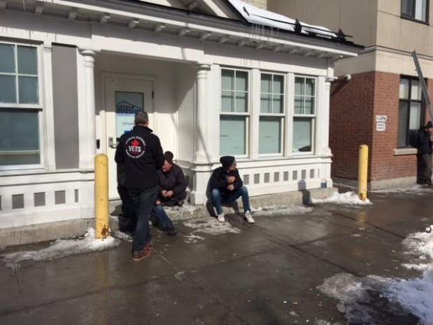 VETS volunteer talking to men outside Ottawa Mission