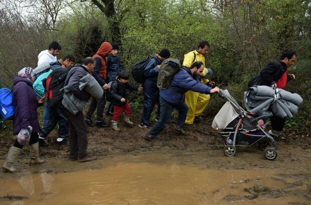Refugees flee Idomeni camp March 14 2016