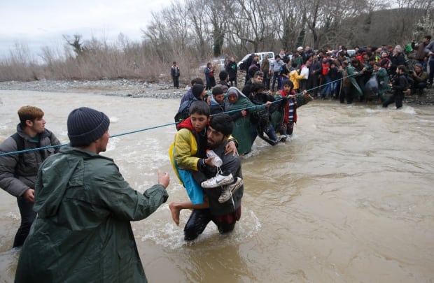 EUROPE-MIGRANTS flee Idomeni camp for MACEDONIA March 14 2016