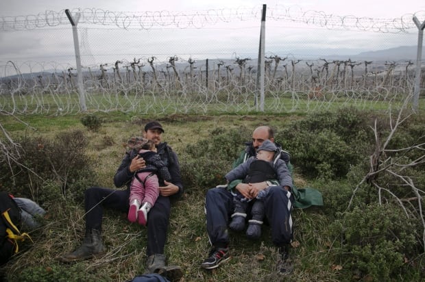 Greece Migrants flee Idomeni for Macedonia March 14 2016