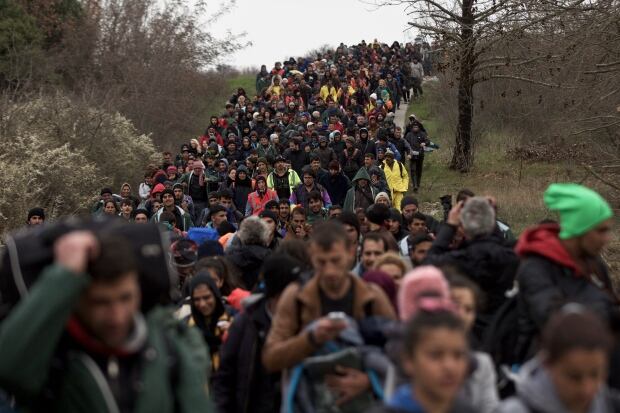 Refugees leave Idomeni in a run for Macedonia March 14 2016