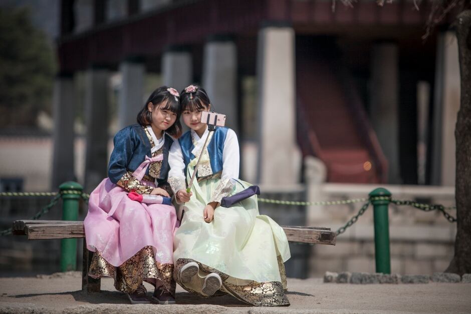 South Korea Hanbok dress resurgence March 2016 Gyeongbok Palace