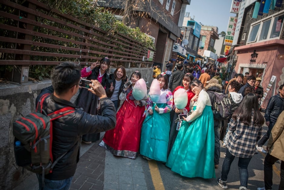 South Korea hanbok dress resurgence March 2016 Samcheongdong