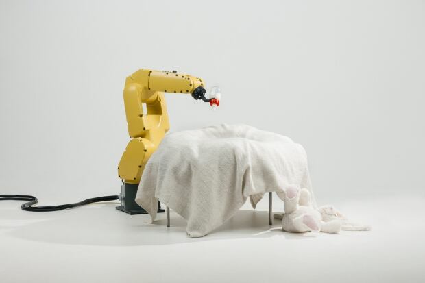 Robot baby feeder