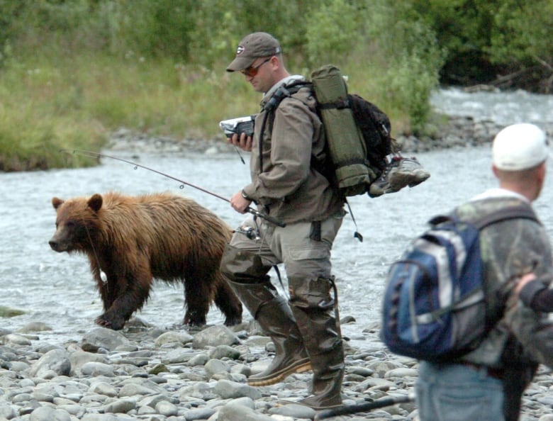 man fights bear for salmon