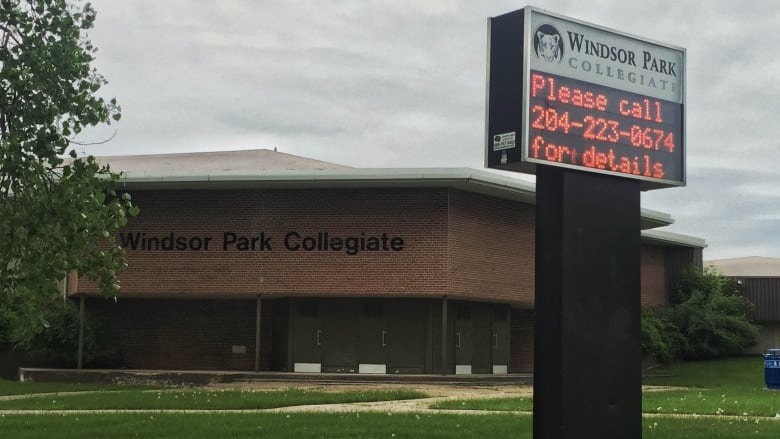 Des élèves de Windsor Park Collegiate manifestent contre un déménagement prévu