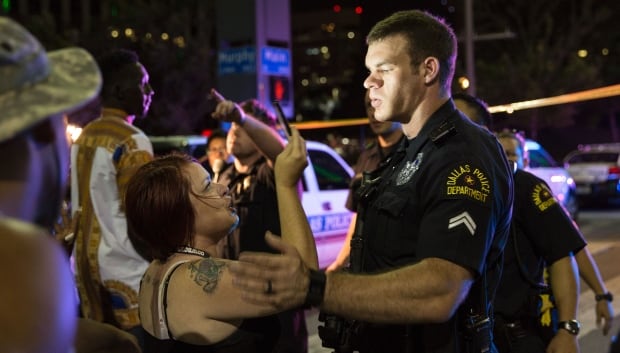 dallas shooting calm crowd