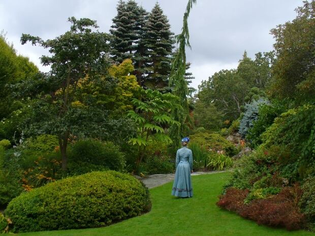Sarah Chrisman at Abkhazi Gardens