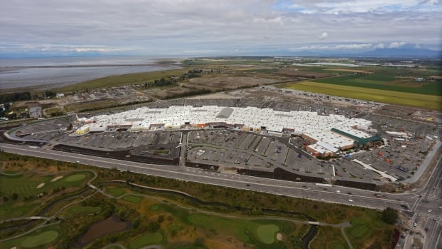 tsawwassen mills uniqlo