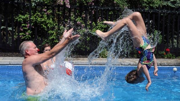 Kids who play more outdoors may be less likely to have problems with peers