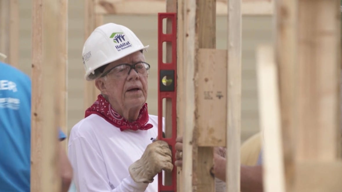 Former U.S. president Jimmy Carter giving boost to Habitat for Humanity