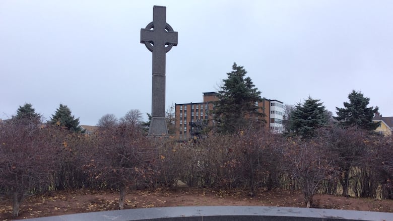 The large cross is modeled on the Cross of Moone in Ireland faces the spot the harbour where the immigrants would have first arrived. 
