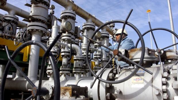https://i.cbc.ca/1.3876151.1480603820!/fileImage/httpImage/image.jpg_gen/derivatives/16x9_620/opec-turns-off-the-taps.jpg
