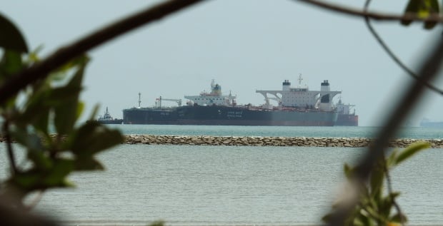 https://i.cbc.ca/1.3876153.1480603978!/fileImage/httpImage/image.jpg_gen/derivatives/original_620/oil-supertanker.jpg