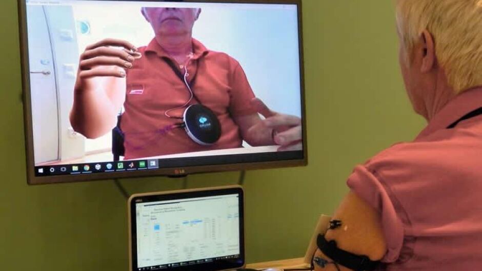 A virtual arms is controlled by muscle signals, which alleviates phantom limb pain.