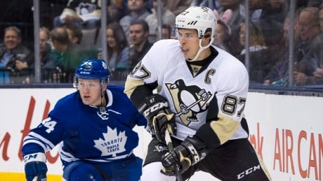 Pittsburgh Penguins' Sidney Crosby, right, circles behind the net with Toronto Maple Leafs' defender Morgan Rielly in pursuit during third period NHL action, in Toronto, on Saturday, Oct. 31, 2015. THE CANADIAN PRESS/Kevin Van Paassen HKN Penguins Maple Leafs 20151031
