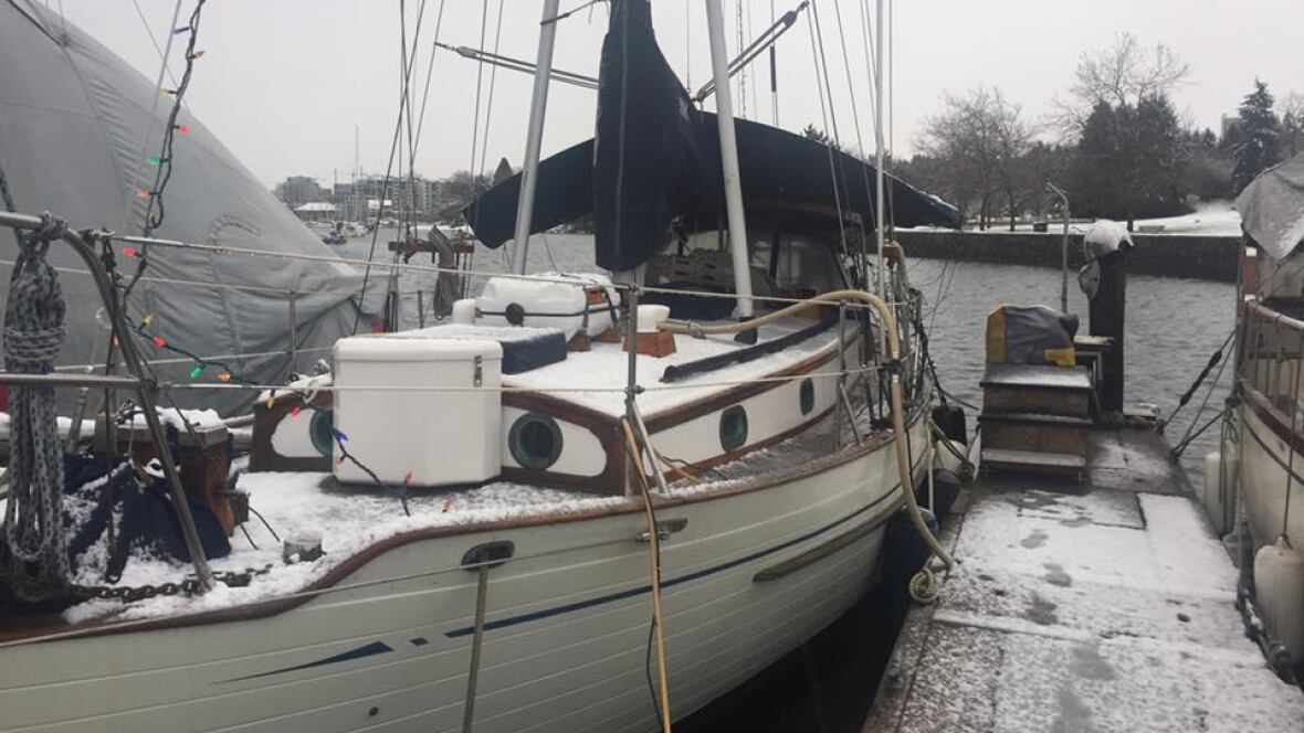 Round Boat Canada year round boat dwellers at risk during cold snap Round Boat Canada year round boat dwellers at risk during cold snap