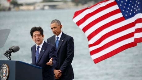 Japanese Prime Minister Shinzo Abe (L) delivers remarks as U.S. President Barack Obama looks on at Joint Base Pearl Harbor-Hickam, Hawaii, U.S., December 27, 2016. REUTERS/Kevin Lamarque - RTX2WO0U USA-JAPAN/PEARLHARBOR