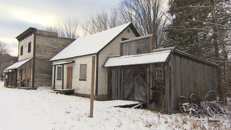The village is designed to look like a pioneer settlement from the 19th century and includes a church, a general store, a mill, a cemetery, a saloon and 22 houses. Canadiana Village