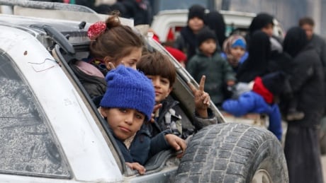Children sit in a car as they wait to be evacuated from a rebel-held sector of eastern Aleppo, Syria December 16, 2016. REUTERS/Abdalrhman Ismail - RTX2VE1O MIDEAST-CRISIS/SYRIA