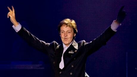 Paul McCartney flashes a piece sign at the beginning of his concert Sunday July 20, 2008 in Quebec City. THE CANADIAN PRESS/Jacques Boissinot McCARTNEY QUEBEC 20080720 TOPIX