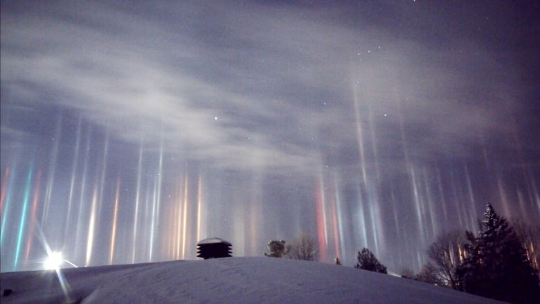 Photographer captures amazing 'light pillars' phenomenon in North Bay, Ont. | CBC News