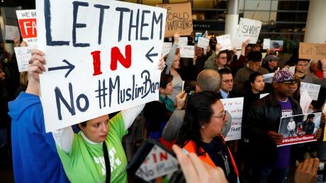 People protest Donald Trump's travel ban from Muslim majority countries at the International terminal at Los Angeles International Airport (LAX) in Los Angeles, California, U.S., January 28, 2017. REUTERS/Patrick T. Fallon - RTSXUE3 USA-TRUMP/IMMIGRATION