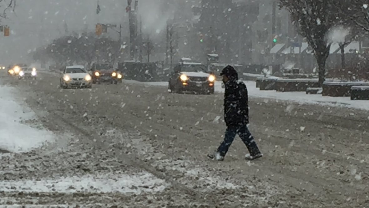 Collisions, flight cancellations after heavy snowfall in Toronto