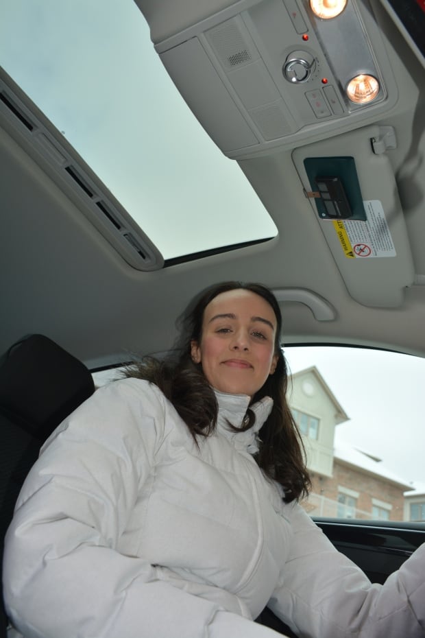 Couple says new VW Jetta sunroof shattered while driving with their