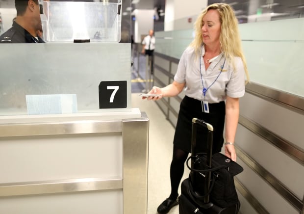 84151921 smartphone airport cbp u.s. airport