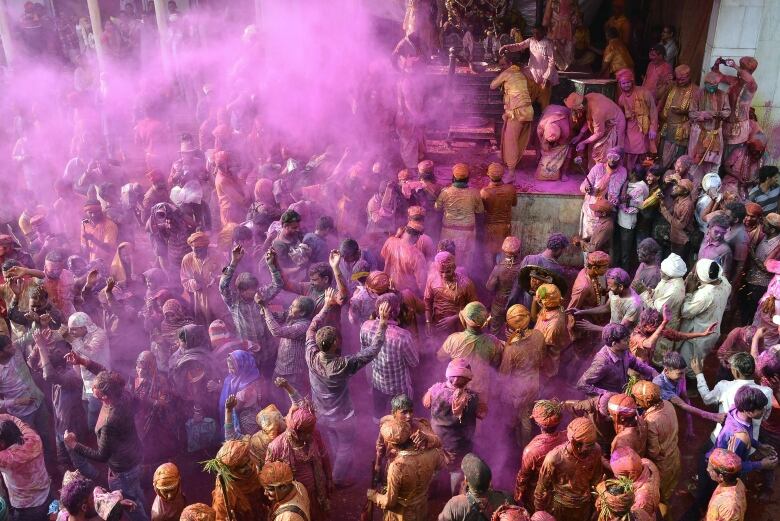 Holi festival of colours marks end of winter | CBC News