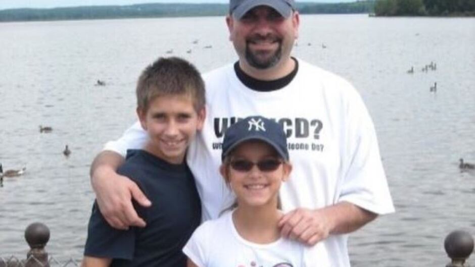 Mike Mariana with his son and daughter, now 19 and 17 respectively.
