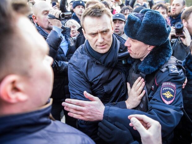 https://i.cbc.ca/1.4042002.1490581879!/fileImage/httpImage/image.jpg_gen/derivatives/4x3_620/russia-protest.jpg