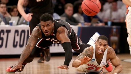 NEW YORK, NY - MARCH 26: Duane Notice #10 of the South Carolina Gamecocks and Justin Leon #23 of the Florida Gators lose the ball in the second half during the 2017 NCAA Men's Basketball Tournament East Regional at Madison Square Garden on March 26, 2017 in New York City. (Photo by Maddie Meyer/Getty Images) notice-duane-170326-1180