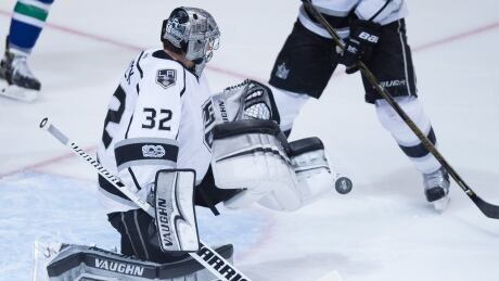 Jonathan Quick made 35 saves to lead the Los Angeles Kings past the Vancouver Canucks on Friday evening. jonathan-quick